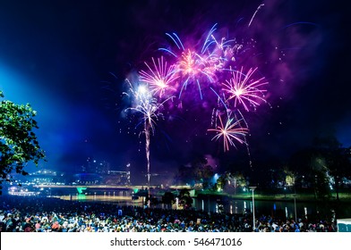 360 Adelaide fireworks Images, Stock Photos & Vectors | Shutterstock