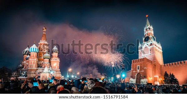 モスクワの大晦日 大みそかのスパスカヤ塔近くの赤い広場に花火 クレムリンの多彩色の敬礼 大勢の人が赤い広場で新年を祝う 多数 の写真素材 今すぐ編集