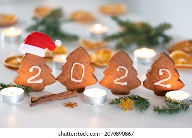 New Year's gingerbreads in the shape of Christmas trees with the inscription 2022