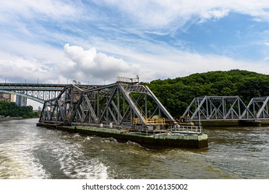 New York, New York 07-10-2021 Spuyten Duyvil Bridge Where The Harlem And Hudson Rivers Meet