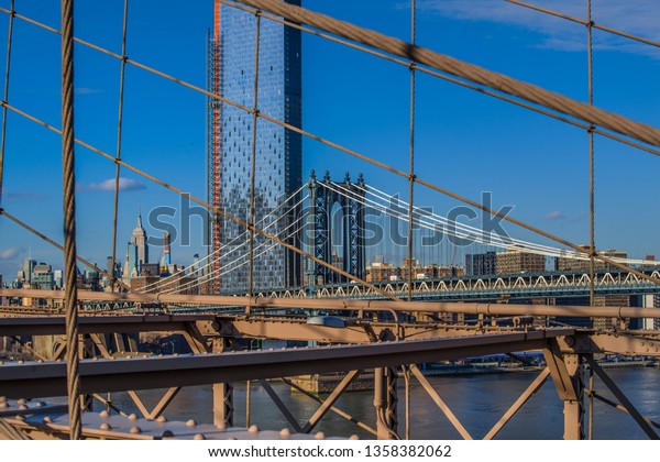 New\
York bridges\' iron constructions and big city\
skyline