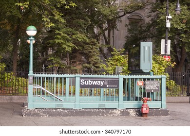 New York City, 13 September 2015: Entrance To Subway Station City Hall Brooklyn Bridge