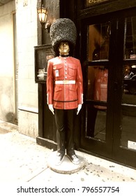 New York City - 17 July 2017: Statue Of A English Guard Wearing Converse Tennis Shoes In Front Of The Churchill Tavern In Midtown Manhattan. Statue Of Queen's Guard In Front Of English Pub In NYC.