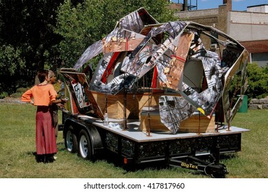 New York City- August 10, 2008:  Couple Viewing A Contemporary Art Installation At Socrates Sculpture Park In Astoria Queens