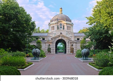 NEW YORK CITY - AUGUST 5 2015: Zoo Center Of The Bronx Zoo, Formerly Known As 