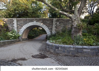 New York City Carl Schurz Park At The Arch In The Early Morning