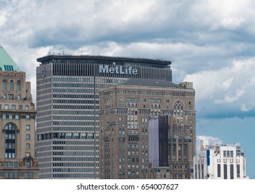 New York City - Circa 2017: View Of Metlife Building Next To Grand Central Terminal In The Midtown Manhattan Skyline Surrounded By Building Rooftops On A Cloudy Day. Exterior Stock Photo