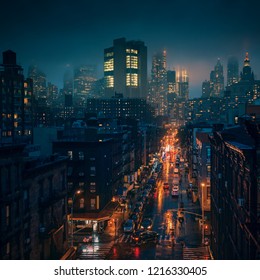 New York City bei nebligen Regenwettern in der Nacht. Straßen von Chinatown im Sturm.