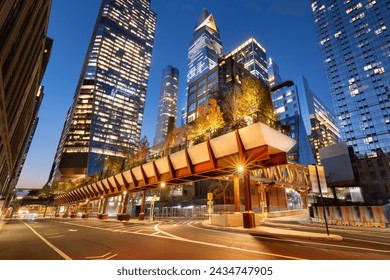 Extensión del puente del High Line Park de Nueva York en la calle 30 por la noche con rascacielos Hudson Yards. Chelsea, Manhattan