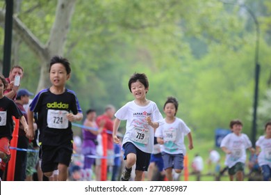 NEW YORK CITY - MAY 10 2015: New York Road Runners Sponsored A Kids' Run In Central Park To Mark The 9th Annual Japan Day. Kids 2 - 12 Participated In Groups Staggered By Age & Sex