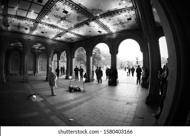 New York City, NY - Novermber 16, 2019: Unidentified Violinist Playing In Front Of An Audience In Central Park In Manhattan New York City, NY 