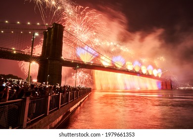 New York City, NY, USA - July 04, 2019: 4th Of July Independence Day Fireworks (Macys) Over The Brooklyn Bridge. Lower Manhattan