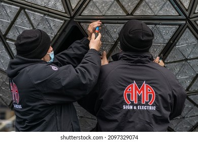 New York City, NY USA December 27, 2021. The Installation Of 192 Waterford Crystal Triangles On The Times Square New Years Ball On The Roof Of One Times Square Building. 