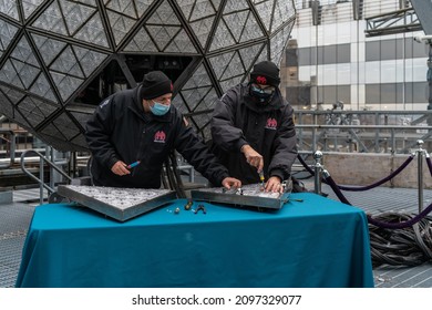 New York City, NY USA December 27, 2021. The Installation Of 192 Waterford Crystal Triangles On The Times Square New Years Ball On The Roof Of One Times Square Building. 