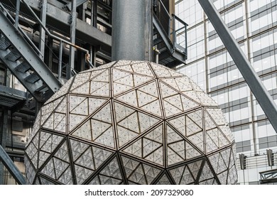 New York City, NY USA December 27, 2021. The Installation Of 192 Waterford Crystal Triangles On The Times Square New Years Ball On The Roof Of One Times Square Building. 