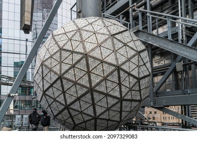 New York City, NY USA December 27, 2021. The Installation Of 192 Waterford Crystal Triangles On The Times Square New Years Ball On The Roof Of One Times Square Building. 