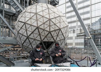 New York City, NY USA December 27, 2021. The Installation Of 192 Waterford Crystal Triangles On The Times Square New Years Ball On The Roof Of One Times Square Building. 