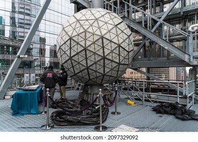 New York City, NY USA December 27, 2021. The Installation Of 192 Waterford Crystal Triangles On The Times Square New Years Ball On The Roof Of One Times Square Building. 