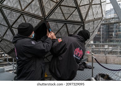 New York City, NY USA December 27, 2021. The Installation Of 192 Waterford Crystal Triangles On The Times Square New Years Ball On The Roof Of One Times Square Building. 