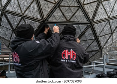 New York City, NY USA December 27, 2021. The Installation Of 192 Waterford Crystal Triangles On The Times Square New Years Ball On The Roof Of One Times Square Building. 