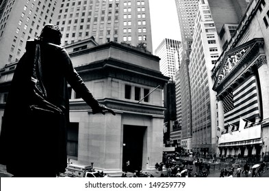 NEW YORK CITY - OCT 09 2010:George Washington Sculpture Overseeing New York Stock Exchange.The NYSE Is Owned By Intercontinental Exchange, An American Holding Company. 