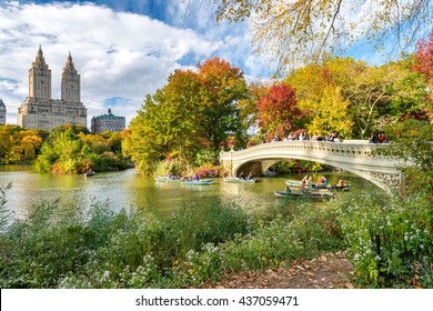 NEW YORK CITY - SEPTEMBER 29, 2015: Foliage colors of Central Park. The park is a famous city attraction. - Shutterstock ID 437059471