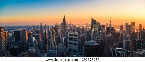 米国 日没にニューヨーク市と都市の高層ビル群を持つ高層ビル群 の写真素材 今すぐ編集