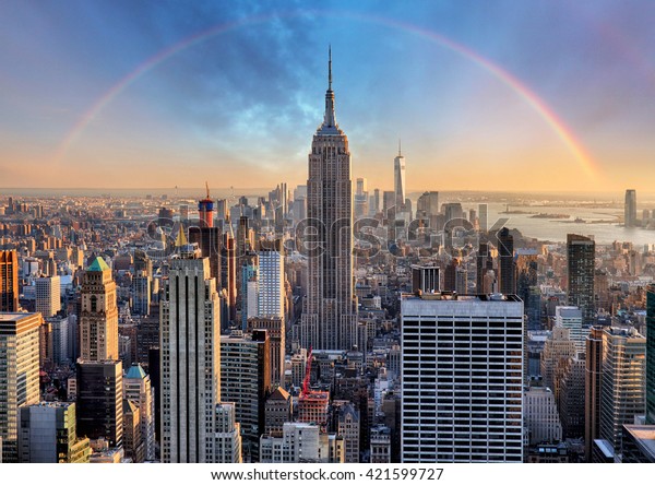 ニューヨーク市の高層ビル群と虹 の写真素材 今すぐ編集