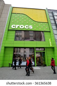 NEW YORK CITY - THURSDAY, DECEMBER 31, 2015: Pedestrians Walk Past The Flagship Retail Store For Shoe Manufacturer Crocs, Inc.