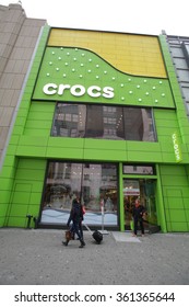 NEW YORK CITY - THURSDAY, DECEMBER 31, 2015: Pedestrians Walk Past The Flagship Retail Store For Shoe Manufacturer Crocs, Inc.