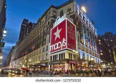 New York City, United States Of America - September 29, 2015. Exterior View Of Macys Department Store On Herald Square In New York City, With Cars And People.