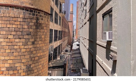 New York City, New York, United States - July 11th, 2022: Industrial Building Alleyway On Manhattan's West Side Directly Next To The High Line.