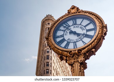 New York City, New York, USA - August 20th 2017
The Historical 1909 Cast Iron Street Clock At 200 Fifth Avenue With The Famous Icon Flatiron Building In The Background.