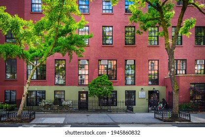 New York City, USA, May 2019, View Of A Red Brick Building At The Street Level In The Chelsea Neighborhood