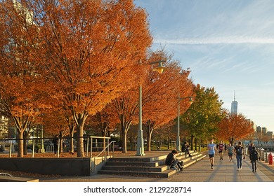 NEW YORK CITY, USA - NOV 19, 2021: Manhattan Waterfront Greenway, Waterfront Greenway For Walking In New York City On Sunset