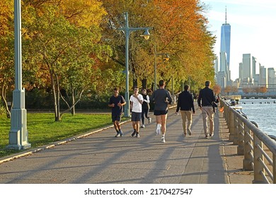 NEW YORK CITY, USA - NOV 19, 2021: Manhattan Waterfront Greenway, Waterfront Greenway For Walking And Running In New York City On Sunset