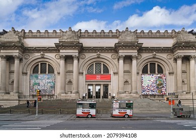 New York City, USA - November 17, 2021:  The Classical Architecture Of The Fifth Avenue Frontage Of The Metropolitan Museum Of Art