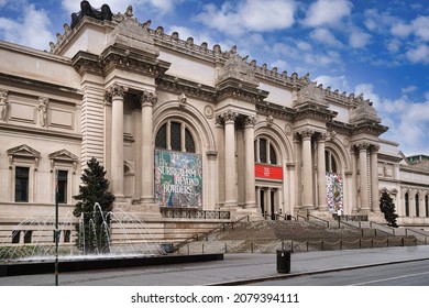 New York City, USA - November 17, 2021:  The Classical Architecture Of The Fifth Avenue Frontage Of The Metropolitan Museum Of Art