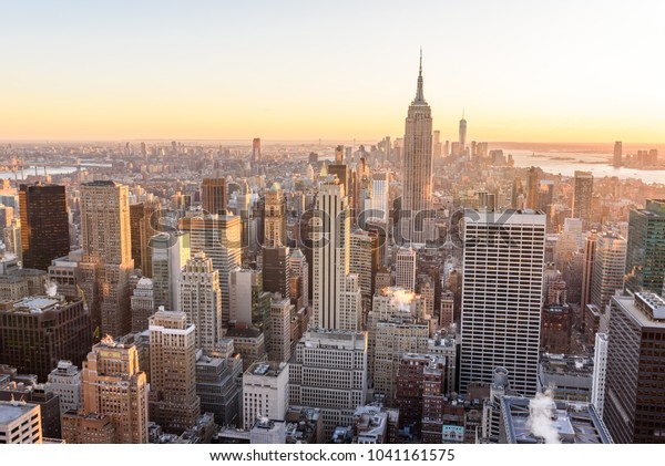 ニューヨーク市 米国 有名なエンパイアステートビルと夕日の高層ビルを持つ マンハッタンのダウンタウンの高層ビル群を望む の写真素材 今すぐ編集