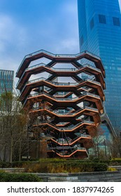 New York, EE.UU.; November 25 2019: The Vessel Building In New York City - HighLine NYC - Vertical Photo More Buildings Blue Sky