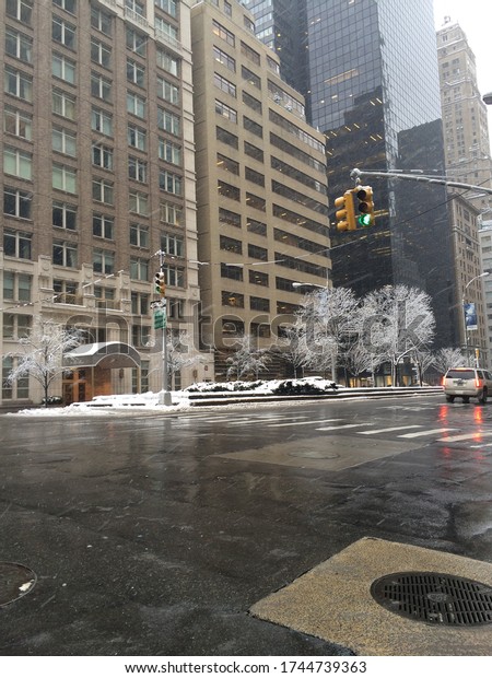 New York, New York - February 2014: Fresh\
snowfall in Manhattan (Park\
Avenue)