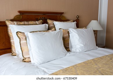 New York: Interior Of A Five Stars Hotel - Bedroom