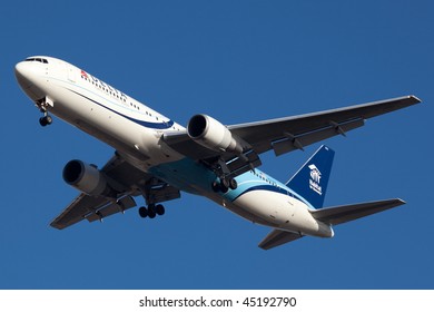 NEW YORK - JANUARY 6: A Boeing 767 (N171DZ) Delta Airlines Arrives At JFK Airport On Runaway 31R On January 6, 2010 In New York. Special Painting: Habitat For Humanity