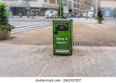 New York, Manhattan, New York, USA. September 28, 2021. Action Keep The City Clean! Trash Can Close Up On The Blurred Background Of A City Street With Copy Space