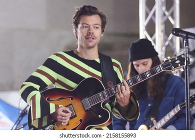 NEW YORK - 19. MAI: Singer Harry Styles präsentiert auf der "TODAY" Show von NBC auf der Rockefeller Plaza am 19. Mai 2022 in New York City.