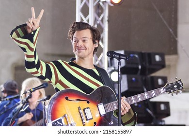 NEW YORK - 19. MAI: Singer Harry Styles präsentiert auf der "TODAY" Show von NBC auf der Rockefeller Plaza am 19. Mai 2022 in New York City.