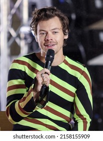 NEW YORK - 19. MAI: Sängerin Harry Styles auf der Bühne während der "TODAY" Show von NBC auf der Rockefeller Plaza am 19. Mai 2022 in New York City.