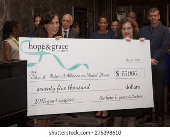 NEW YORK - MAY 5, 2015: Hope & Grace Initiative Board Member And CMO Of Coty Skincare Jill Scalamandre Presents Exec Dir Of NAMI, Mary Giliberti A Check At The Ceremony In The Empire State Building.