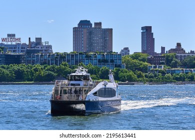 New York, NY - August 13, 2022: A NYC Ferry Arriving At The Wall Street Terminal On The East River In Lower Manhattan. In The Background Is Brooklyn Bridge Park And Buildings In Brooklyn Heights, NYC