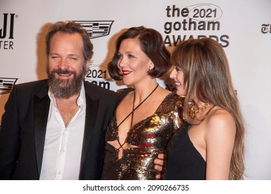 NEW YORK, NY - NOVEMBER 29: (L-R) Peter Sarsgaard, Maggie Gyllenhaal and Dakota Johnson attend the 2021 Gotham Awards at Cipriani Wall Street on November 29, 2021 in New York City.